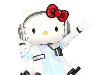 ห้างเซ็นทรัล ฉลองครบ 75 ปี ชวนช้อปลิมิเต็ดเอดิชั่นสุดคิ้วต์ HELLO KITTY RABBIT พร้อมกระทบไหล่ DJ Hello Kitty ครั้งแรกในไทย