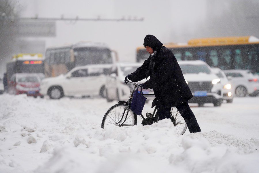 ทางการจีน เตือนภัยระดับสูงสุด หลังพายุหิมะกระหน่ำ เฮยหลงเจียง