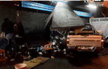 รถกระบะเสียหลักพุ่งชนร้านริมทาง จ.นนทบุรี