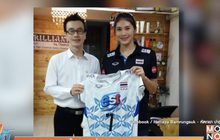 “เตย” ประมูลเสื้อ 5 หมื่นช่วยอดีตนักตบลูกยางป่วย