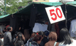 บรรยากาศประชาชนหาซื้อเสื้อดำ