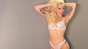 5 ชุดสุดเจิด ของ ขุ่นแม่ เลดี้ กาก้า บนแฟชั่นโชว์ วิคตอเรีย ซีเคร็ท 2016