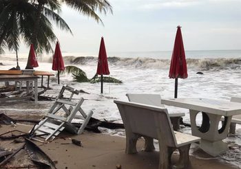 พิษ ‘ปาบึก’ ทำบ้านเรือน-รีสอร์ตริมทะเลจันทบุรีอ่วม หลังพายุฝนคลื่นสูงซัด