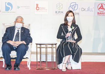 Doctor Mek Clinic รับโล่เกียรติยศบุคคลตัวอย่างภาคธุรกิจแห่งปี 2021