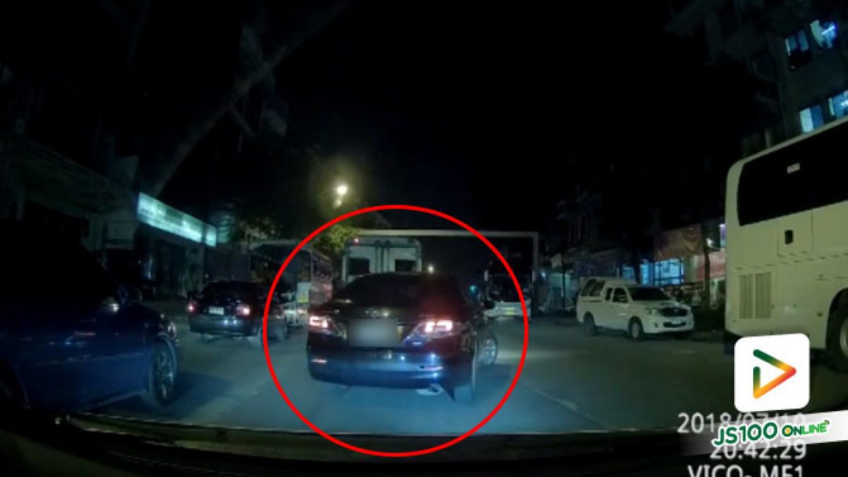 คลิปเก๋งออกขวาแซงเพื่อไปเลี้ยวตรงทางแยก บริเวณแยกเหม่งจ๋าย (11-07-61)