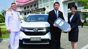ผู้โชคดีจากสลากการกุศลในงาน อุ่นไอรัก รับรางวัล Honda CR-V