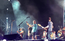 “Coldplay” เชิญ “Michael J.Fox” ขึ้นคอนเสิร์ตอวดลีลา Back to the Future