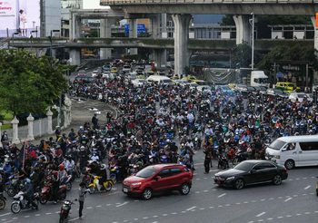 ตร.แจงเหตุปะทะที่แยกดินแดง ตร.เจ็บ 4 นาย จับกุมผู้ชุมนุมได้ 3 ราย