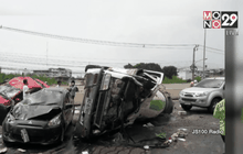 รถโม่ปูนเสียหลัก ข้ามเกาะกลางประสานงารถเก๋ง