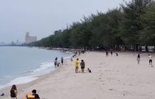 นักท่องเที่ยวแห่ลงเล่นน้ำหาดชะอำ ฝ่าฝืนกฎหมาย