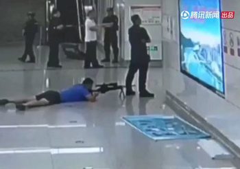 นาทีตำรวจจีน ยิงสไนเปอร์นัดเดียว ปลิดชีพคนร้ายจับตัวประกัน