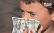 เด็กในสหรัฐฯ พบเงินเกือบ 3 แสนบาทในสนามเด็กเล่น