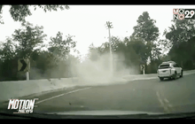 ภาพวินาทีรถแหกโค้งตกเหวภูทับเบิก