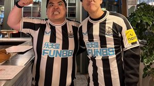 เด็กนิวคาสเซิล! แจ็ค แฟนฉัน-นิกกี้ ณฉัตร โผล่เชียร์ ‘สาลิกาดง’ ถึงอังกฤษ