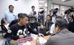 ตร.สอบรถตู้ 21 คันขนคนให้กำลังใจ “ยิ่งลักษณ์”