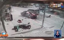 บัสคร่อมเลนพุ่งชนเก๋ง