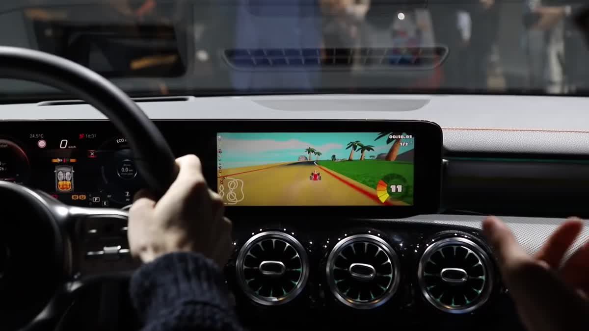 Mercedes CLA จับเกม Mario Kart ใส่ระบบ Mbux Infotainment เล่นในรถ