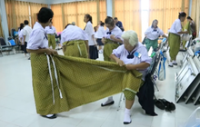 นักเรียนผู้สูงอายุ ฝึกรำมังคละออกกำลังกาย