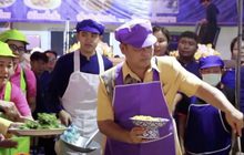 ผู้ว่าฯ เมืองสองแคว โชว์ผัดไทยลอยฟ้า