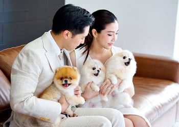 เปิดเส้นทางรักพร้อมทำความรู้จัก มุก-พิมลพร ผู้บริหารสาวเก่ง แห่งตระกูล “พัฒนวิมล” เจ้าของอาณาจักรธุรกิจชิ้นส่วนยานยนต์แห่งใหญ่ของไทย หวานใจไฮโซบิ๊ก-ธนพล เบญจรงคกุล ทายาทรุ่นที่ 3 แห่งอาณาจักรเบญจจินดา