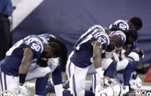 นักกีฬา NFL แสดงเชิงสัญลักษณ์ประท้วงการเหยียดผิว