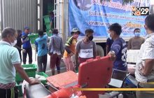 ขนปลาสดจากแพเเจกชาวบ้านฟรีกว่า 10 ตัน