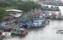 ชาวประมงนำเรือกลับเข้าฝั่งจากคลื่นลมแรง