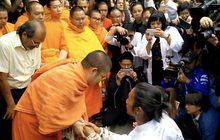 “ตูน” เข้าพิธีบายศรีสู่ขวัญ ที่ไร่เชิญตะวัน