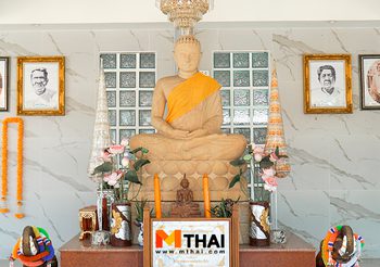 กราบพระพุทธมงคลเย็นจำปีศิลาญาณ โบสถ์ไม้สักทอง วัดทิพพาวาส