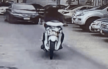 วงจรปิดจับภาพโจรขโมยรถกลางห้างดัง จ.นนทบุรี