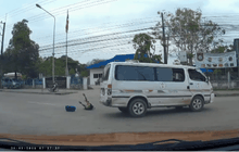 รถตู้รับ-ส่งซิ่ง เด็กนักเรียนกระเด็นตกถนน