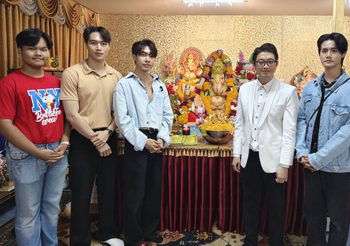 สุดปัง! ป๋าปี๊ชัช ทรงธรรม นำทีมนักแสดง ‘โฟล์ค-เจมส์-แบงค์’ ร่วมพิธีบูชาองค์พระพิฆเนศดักดูเศรษฐ ประจำปี ณ เทวาลัยสยามคเณศ