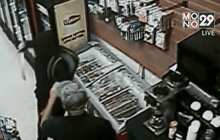 แคชเชียร์ในสหรัฐฯ ชักดาบไล่โจรหนีเตลิด