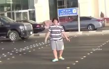 ซาอุดิอาระเบียจับกุมเด็กชายวัย 14 ปีเต้นกลางถนน