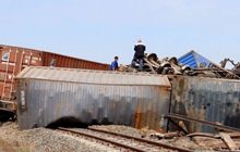 รถไฟบรรทุกยางอัดแท่งตกรางที่ จ.อุดรธานี