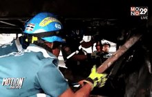 รถทัวร์ปรับอากาศยางระเบิดชนขอบทางจนไฟไหม้