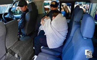 ฝากขัง ”นานา ไรบีนา“ ฉ้อโกงเพื่อนเสียหายรวม 195 ล้าน เจ้าตัวก้มหน้าเดินกึ่งวิ่งขึ้นรถ ไม่ตอบคำถามสื่อมวลชน