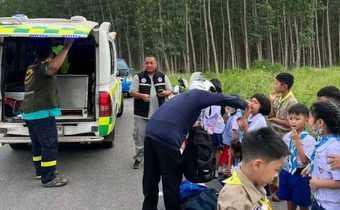 รถตู้รับส่งนักเรียนพลิกคว่ำที่ปราจีนฯ เด็ก 20 รายปลอดภัย