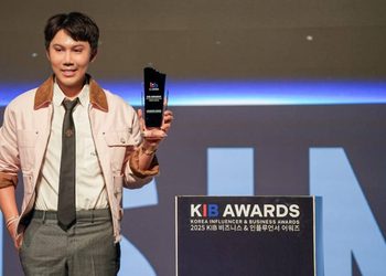 “ก้อง ณพัฒน์” หรือแม่เล้านางโรมที่ลูกหญิงตั้งฉายา ปักหมุดกลางกรุงโซล ดินแดน K-POP พร้อมพา “Library Skin” รับรางวัลในงาน “Korea influencer & Business Awards 2025”