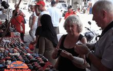 เกาะสมุยคลื่นแรงนักท่องเที่ยวบางส่วนหลบไปช็อปปิ้ง