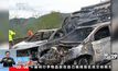 รถบรรทุกปูนพุ่งชนรถยนต์จอดติดบนถนนในจีน