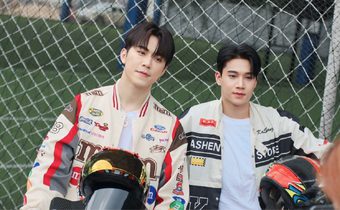 ม่วนจอยต้อนรับสงกรานต์ !!! 2หนุ่มหล่อ ติ๊กต๊อกเกอร์ชาวเกาหลีและไต้หวัน “จิน รถแห่- กาวี“