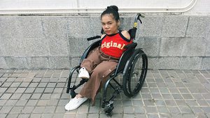 กำลังใจจากคนที่ขาด ส่งให้คนที่มีครบ น้องฝ้าย บุญธิดา เด็กหญิงสู้ชีวิต ใช้เท้าแต่งหน้า