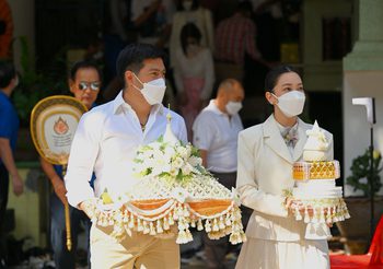 คู่รักใจบุญ! นุ่น วรนุช – ต๊อด ปิติ จูงมือหวาน ทำบุญทอดกฐิน พร้อมมอบทุนการศึกษาให้เยาวชน