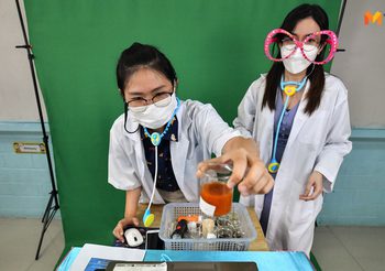 ครูแต่งชุดเข้าธีม เพิ่มความน่าสนใจในการเรียนออนไลน์