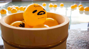 ลอยคอแช่น้ำ ในบ่อน้ำร้อน ไข่ขี้เกียจ กว่า 10,000 ลูก ที่โรงอาบน้ำญี่ปุ่น