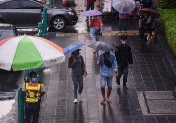 กรมอุตุฯ เตือนทั่วประเทศยังมีฝนตกหนัก – กทม.มีฝนฟ้าคะนอง 60%