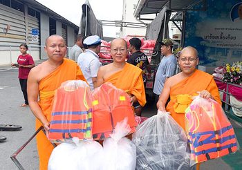 วัดพระธรรมกาย และมูลนิธิธรรมกาย ห่วงใย – ส่งมอบถุงยังชีพ 1,000 ชุด ช่วยบรรเทาภัยน้ำท่วมเชียงรายและเชียงใหม่