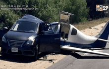 เครื่องบินเล็กพุ่งชนรถยนต์ในสหรัฐฯ