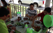 แห่กินก๋วยเตี๋ยวไก่มะระบุฟเฟ่ต์ 40 บาท
